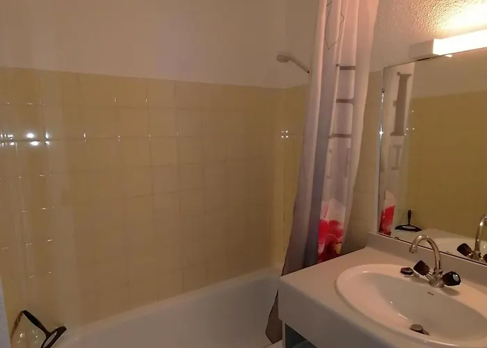 2 Pieces A Montalbert, Aux Pieds - Fr-1-181-2790